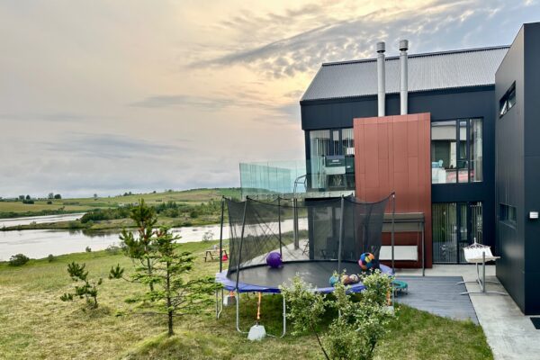 Luxury lakefront Villa 15 min drive to downtown
